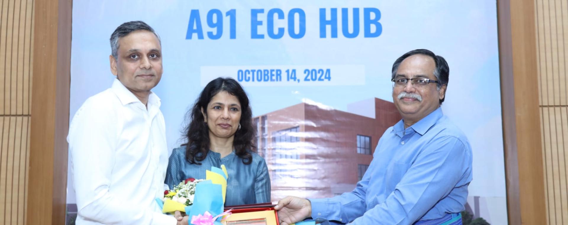 IIT Bombay Director Prof. Shireesh Kedare felicitating alumni Mr Abhay Pandey