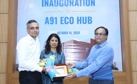 IIT Bombay Director Prof. Shireesh Kedare felicitating alumni Mr Abhay Pandey