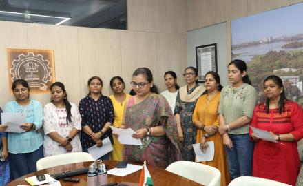 Ms. Falguni Banerjee Naha, Public Relations Officer, IIT Bombay, administering the pledge in English